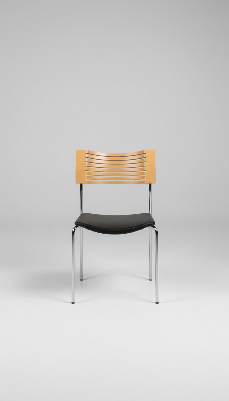 Alt-tekst: Fritz Hansen Runner stol set forfra med sort læder sæde og krom stel